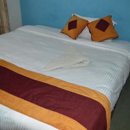 Kings Land Hotel Kathmandu Buitenkant foto
