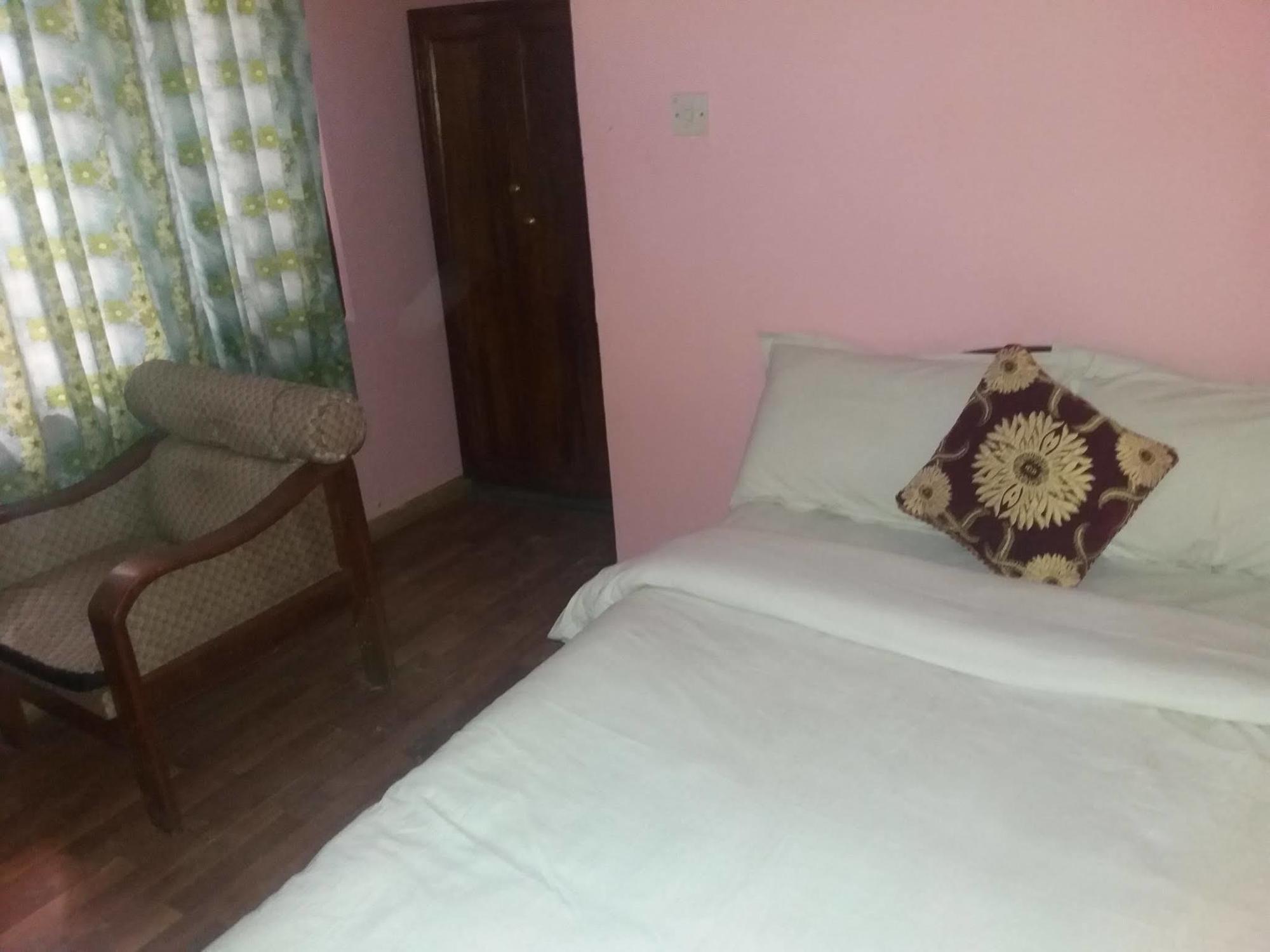 Kings Land Hotel Kathmandu Buitenkant foto