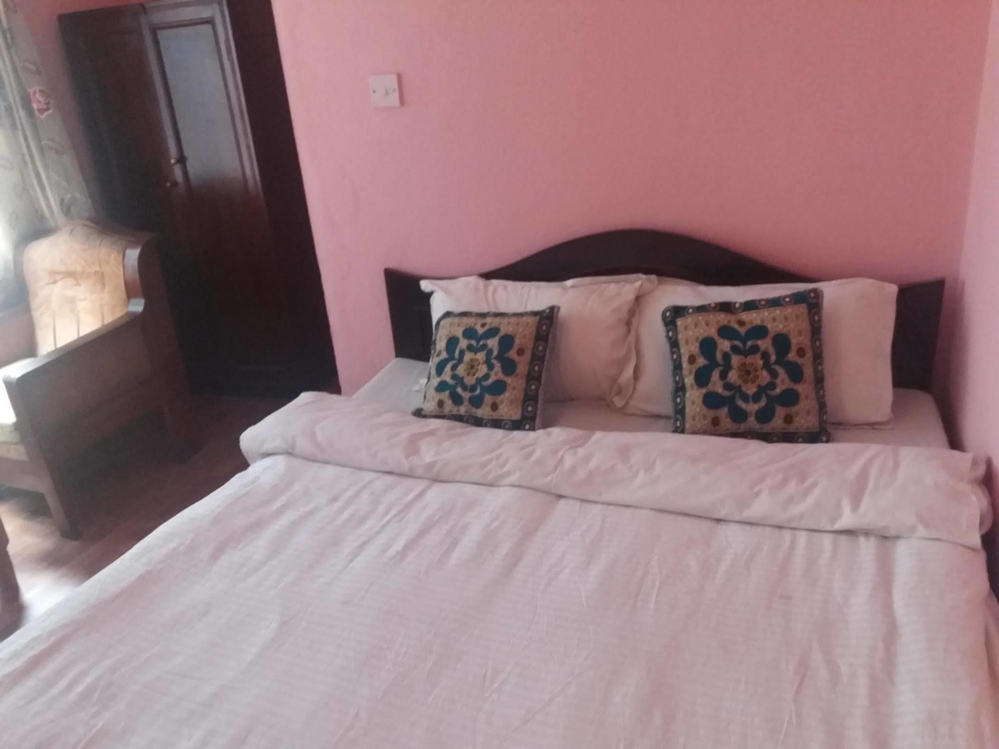 Kings Land Hotel Kathmandu Buitenkant foto