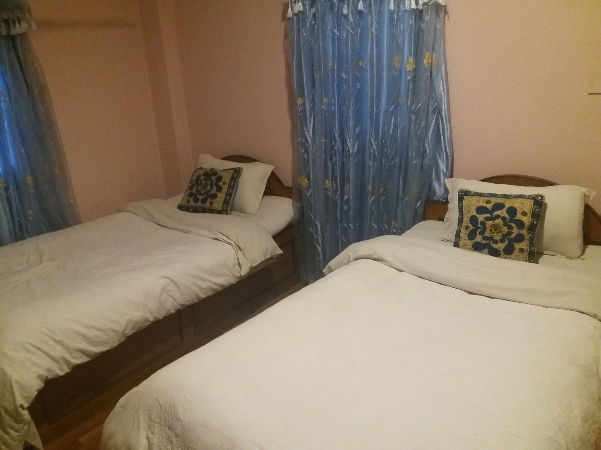 Kings Land Hotel Kathmandu Buitenkant foto